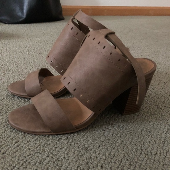 ❌SOLD❌ Rampage Heeled Sandals - Picture 2 of 4